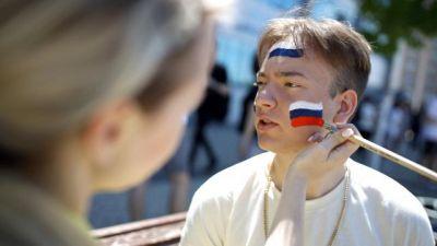 Самосвалы в Тугнуйском разрезе выстроились в слово «Россия» в честь праздника
