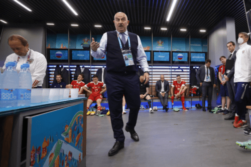 Черчесов не стал подавать в отставку с поста тренера сборной России1