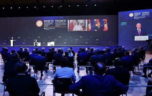 Пленарная сессия ПМЭФ-2021 с участием президента РФ Владимира Путина, эмира Катара Тамима бен Хамада Аль Тани и федерального канцлера Австрии Себастьяна Курца5