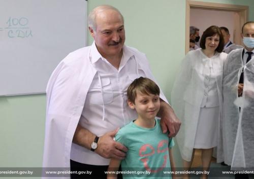Новости сегодня: Лукашенко посетил детскую клиническую больницу в Минске, Беларусь не будет принимать самолеты из Украины и новые основания для увольнения у нанимателей1