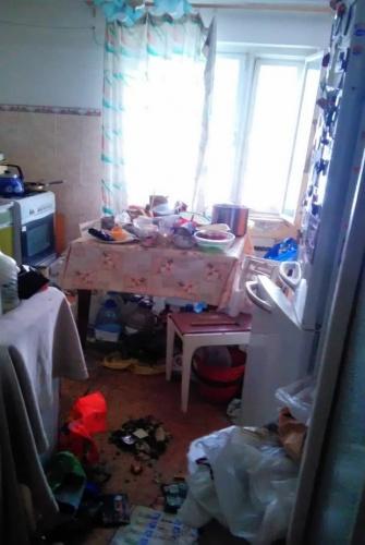 Появились фото захламленной мусором квартиры в Казани2