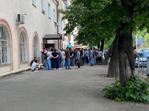 У Управления по вопросам миграции в Казани столпилась очередь2