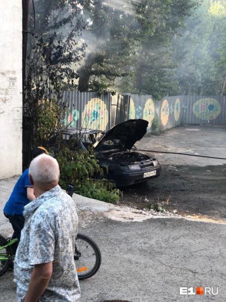 В Екатеринбурге подростки подпалили тополиный пух и сожгли машину с домом1