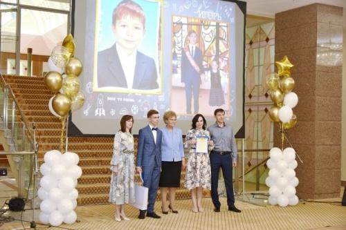 В Госсовете вручили аттестаты выпускникам 175-ой гимназии1