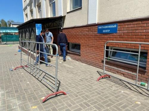 В Казани десятки трудовых мигрантов ждут очереди в паспортно-визовый центр1