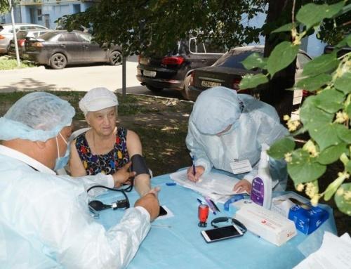 В Казани провели вакцинацию граждан от коронавируса во дворах домов 2