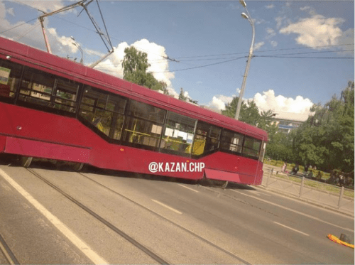 В Казани рядом с Советской площадью трамвай перегородил дорогу2