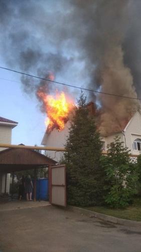 В казанском поселке Кульсеитово загорелся дом3