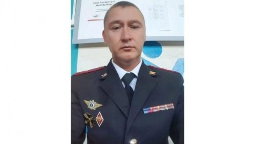 В Татарстане сотрудник полиции спас двух провалившихся в воду сестренок1