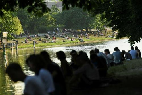 Люди сидят на берегу Ландвер-канала в жаркую погоду в Берлине1