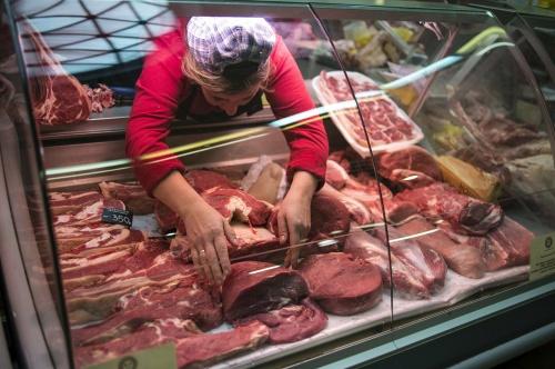 Прилавок с мясом на Даниловском рынке в Москве2