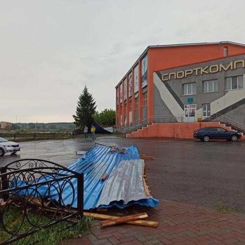В МЧС подтвердили срыв крыши со здания из-за ветра в Лениногорске1