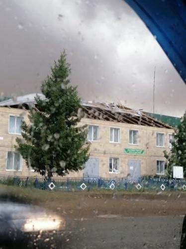 В МЧС подтвердили срыв крыши со здания из-за ветра в Лениногорске2