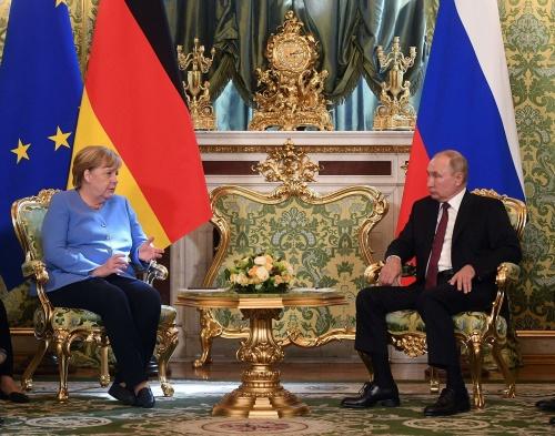 Президент РФ Владимир Путин и федеральный канцлер Германии Ангела Меркель во время встречи2