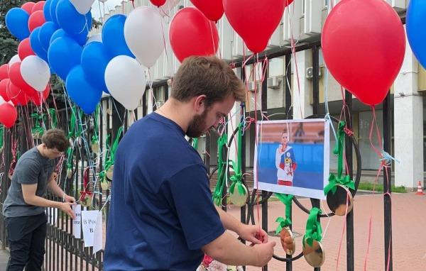 В Москве прошли пикеты в поддержку Дины Авериной8
