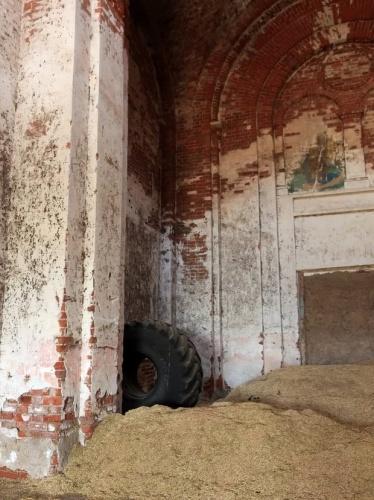 В Татарстане старинный храм превратили в коровник2