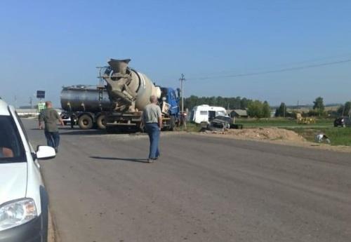 В Татарстане внедорожник столкнулся с двумя КАМАЗами1