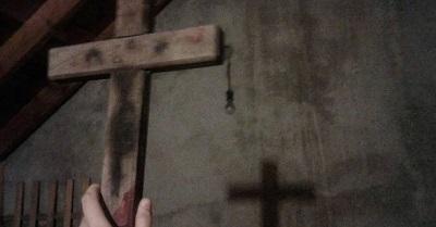 Во Франции юный экзорцист изгонял демонов из любимой и распял её на кресте