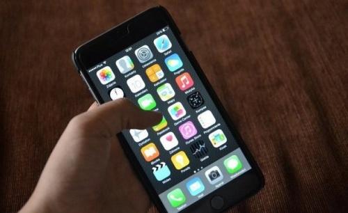 Apple перенесла внедрение проверки устройств пользователей1