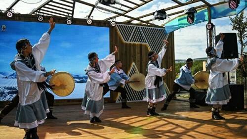 Танцевальный коллектив выступает в павильоне Чукотка на выставке Улица Дальнего Востока в рамках Восточного экономического форума во Владивостоке.15