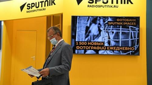 Участник форума возле радиорубки Sputnik на VI Восточном экономическом форуме во Владивостоке15
