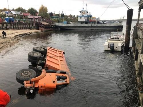 Прокуратура проводит проверку после падения в воду КАМАЗа и Audi1