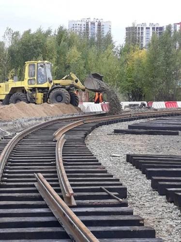 Ремонтная бригада МУП «Метроэлектротранс» в Казани укладывает шпалы1