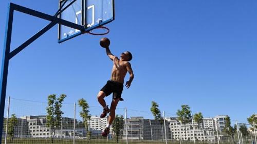 Студент играет в баскетбол на спортивной площадке в кампусе Дальневосточного федерального университета на острове Русский8