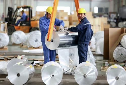 Рабочие упаковывают листы алюминия на заводе в Хуайбэе в восточной провинции Китая Аньхой1