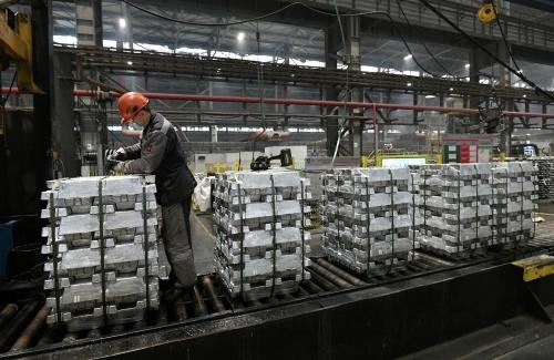 Рабочий на участке формирования и упаковки пакетов слитков из алюминиевого сплава в литейном цехе Хакасского алюминиевого завода (ХАЗ) объединённой компании Русал в окрестностях города Саяногорска3