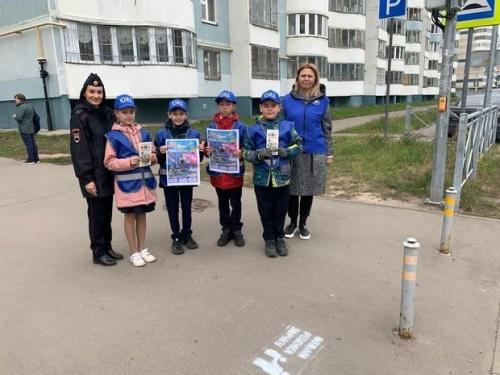 В Казани дети напомнили взрослым, как переходить дорогу с ребенком1