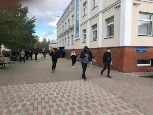 В Казани ликвидировали очередь из мигрантов у здания УФМС1