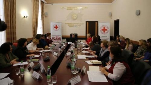 В Казани обсудили меры поддержки пострадавших во время стрельбы в школе1