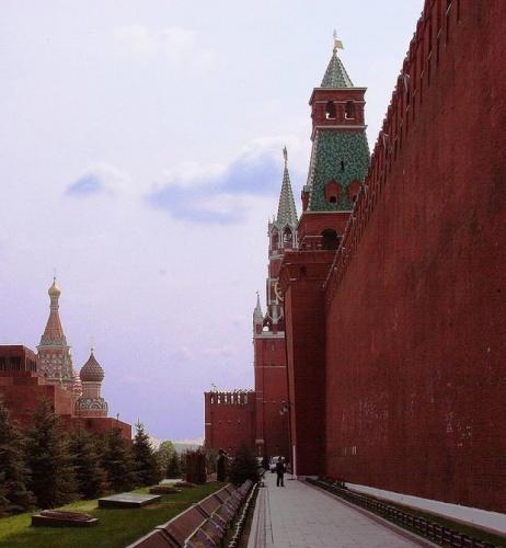 Сильный ветер повредил три зубца на Кремлевской стене1