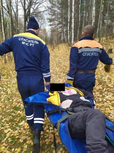 В Казани спасатели вытащили из оврага повредившую ногу женщину1