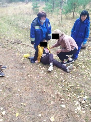 В Казани спасатели вытащили из оврага повредившую ногу женщину2