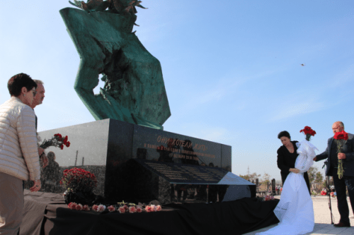 В Керчи открыли мемориал в память о жертвах трагедии 2018 года в колледже1