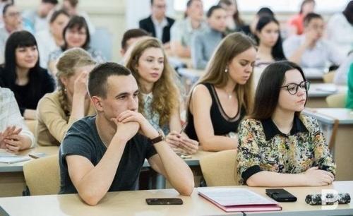 В России прокомментировали закрытие приема в колледжи по 43 профессиям1
