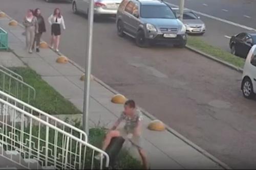 В Татарстане сняли на видео, как подростки устроили погром во дворе дома1