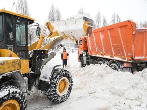 382 рабочих и 159 единиц спецтехники убирают улицы Казани от снега1