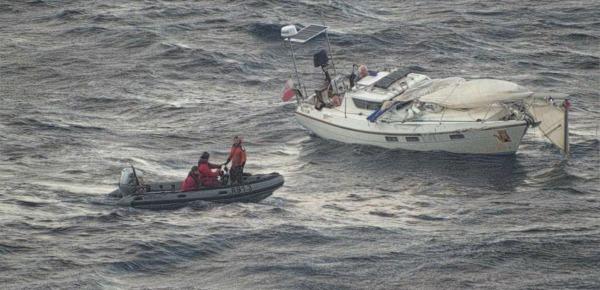 Авианосец ВМС Франции столкнулся с яхтой в Средиземном море1