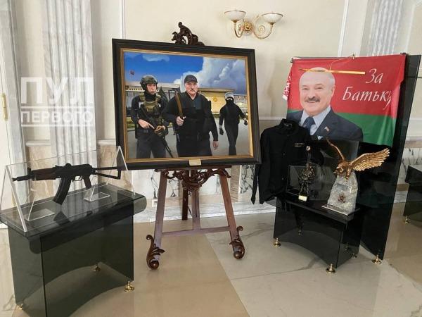 Автомат Лукашенко представили на выставке в Минске3