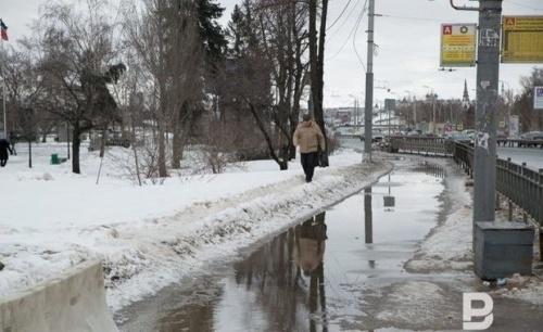 В Казани очищают ливневки от наледи и мусора1