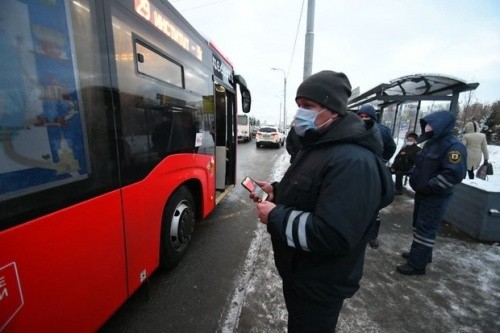 В Казани за сутки в транспорт не пустили почти 500 человек без QR-кодов1