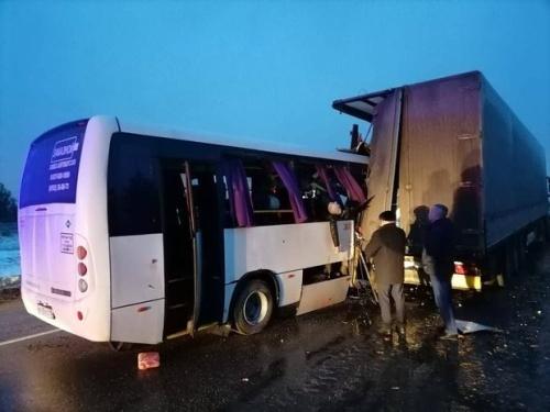ДТП под Елабугой: водитель вахтового автобуса въехал в припаркованную фуру1