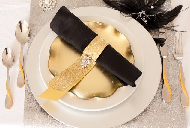 Как украсить новогодний стол: сервировка в золоте, серебре и черном цвете7