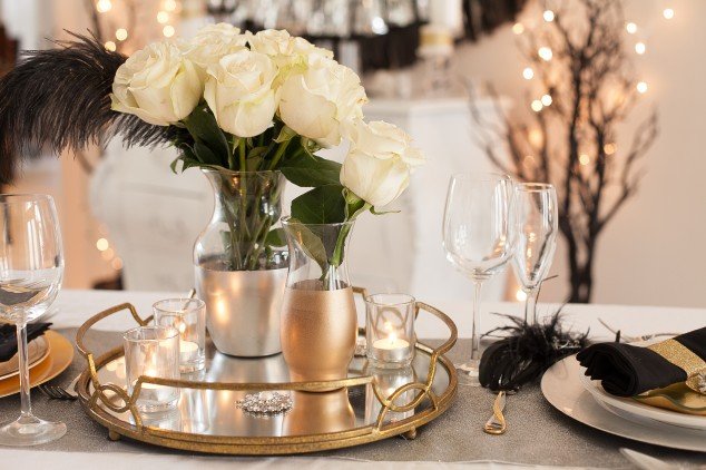 Как украсить новогодний стол: сервировка в золоте, серебре и черном цвете5