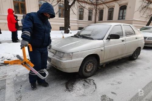 В Казани блокировка колес машин без номеров освободила 30% мест 1