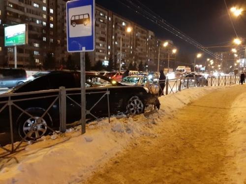 В Казани на остановке Вагапова машина снесла забор 1