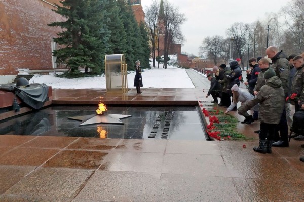 В Москве состоялась церемония возложения цветов к Могиле Неизвестного Солдата6